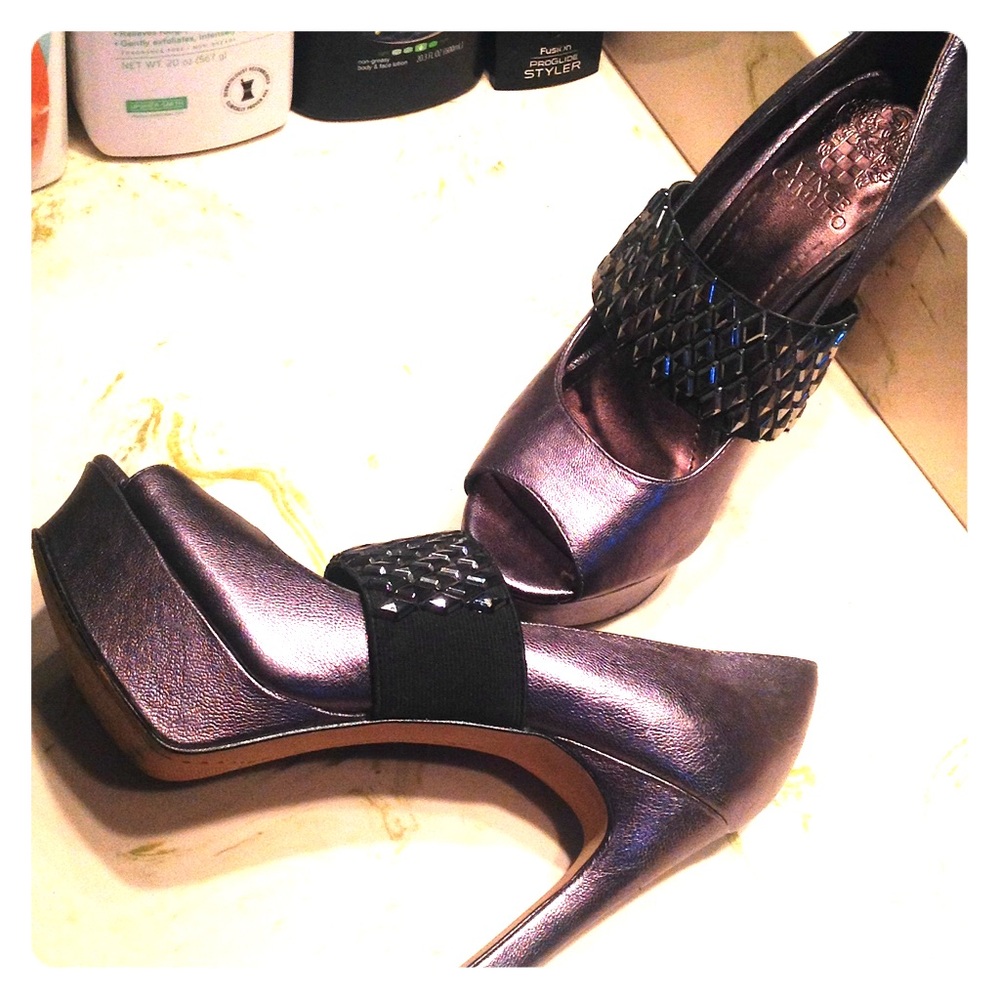 Vince camuto silver metallic heels & black strap